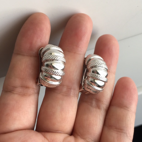 🖤NWOT💕L’Officiel clip earrings - Picture 1 of 12